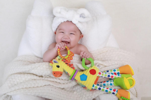 天门四个月宝宝揉眼睛